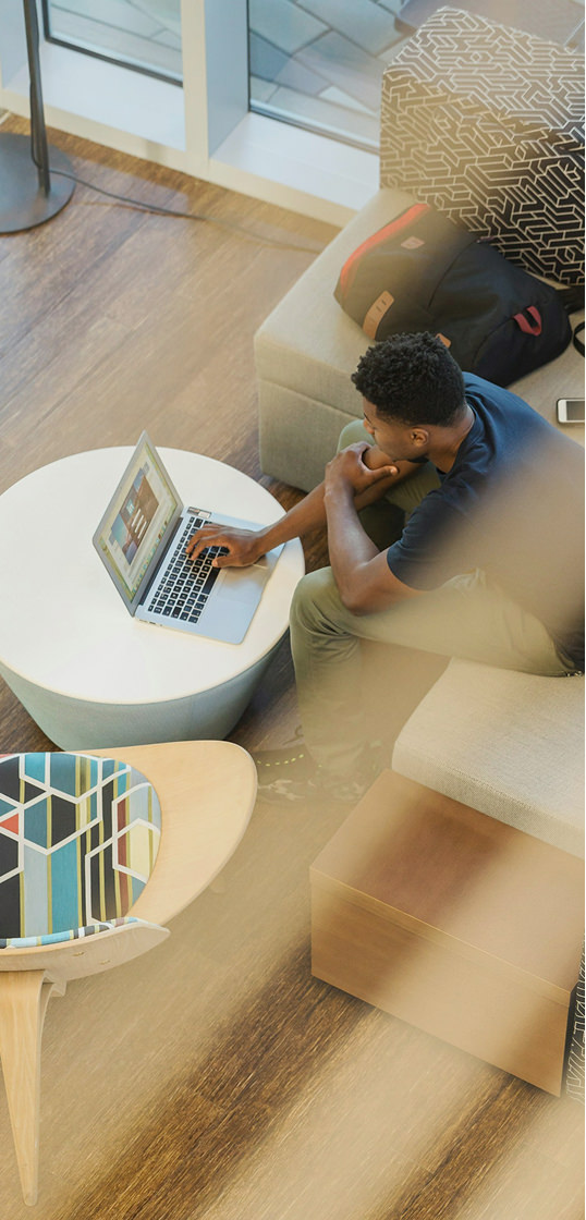 ノートPCとタブレット、手元の作業